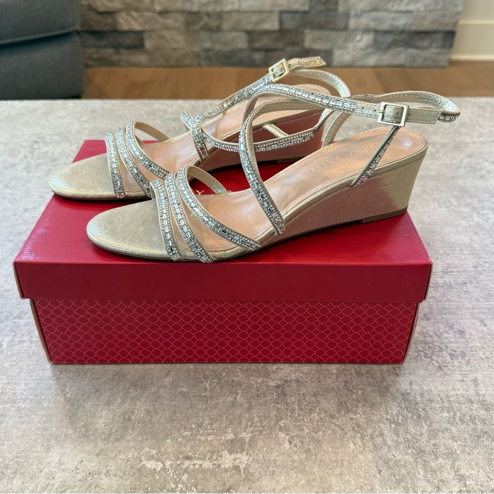 Elegant Strappy Wedge Sandals - Picture 2 of 9